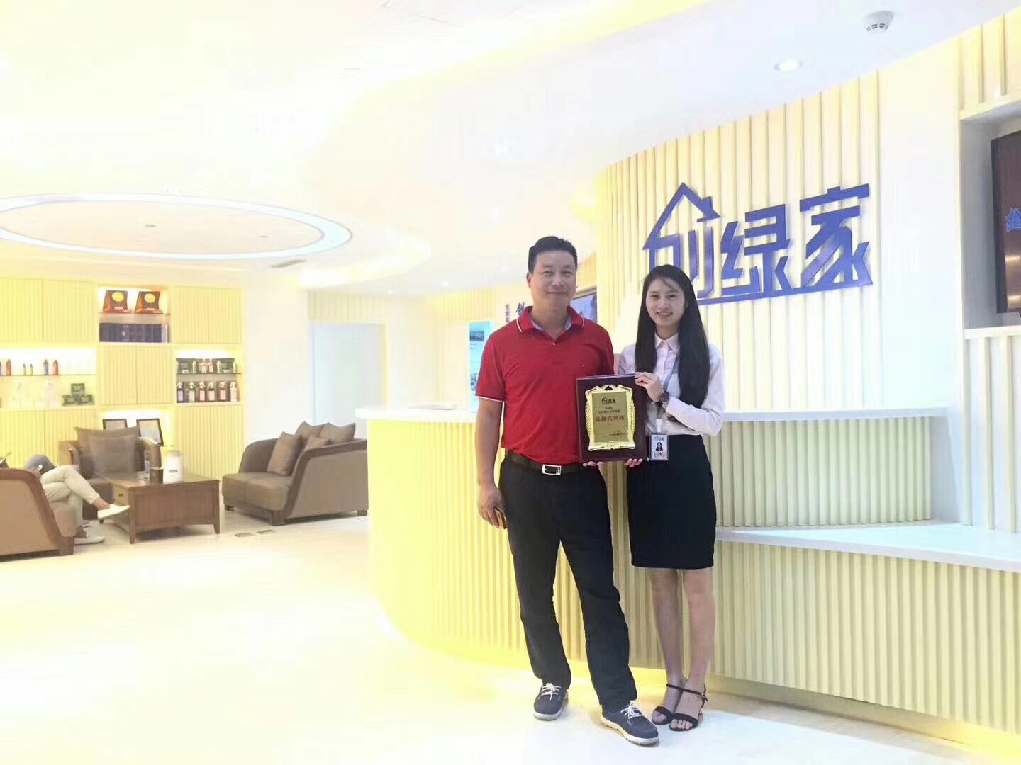 熱烈祝賀余總簽約創(chuàng)綠家海南省市級(jí)代理！