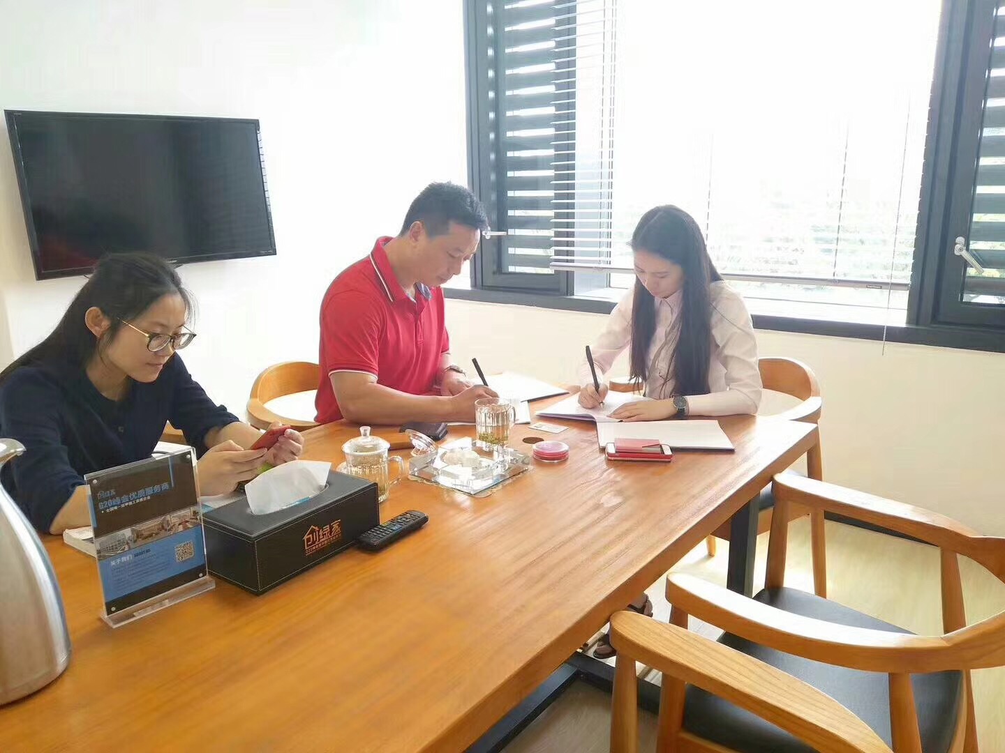熱烈祝賀余總簽約創(chuàng)綠家海南省市級(jí)代理！