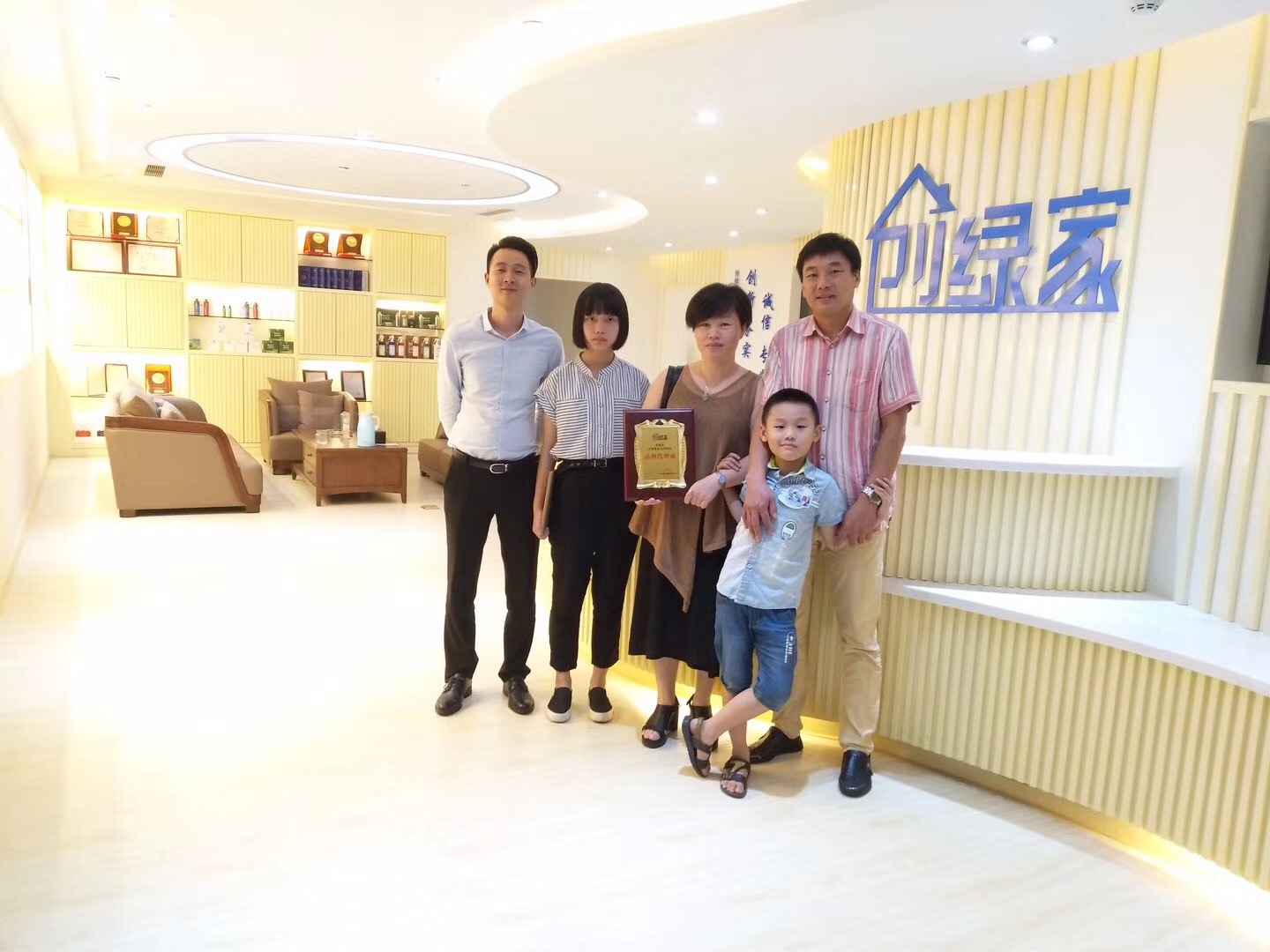 熱烈祝賀張總簽約創綠家泉州市區級代理！