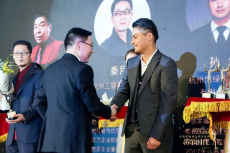 創(chuàng)綠家環(huán)保總裁孫劍榮獲杭商領袖峰會“最具領導力獎”