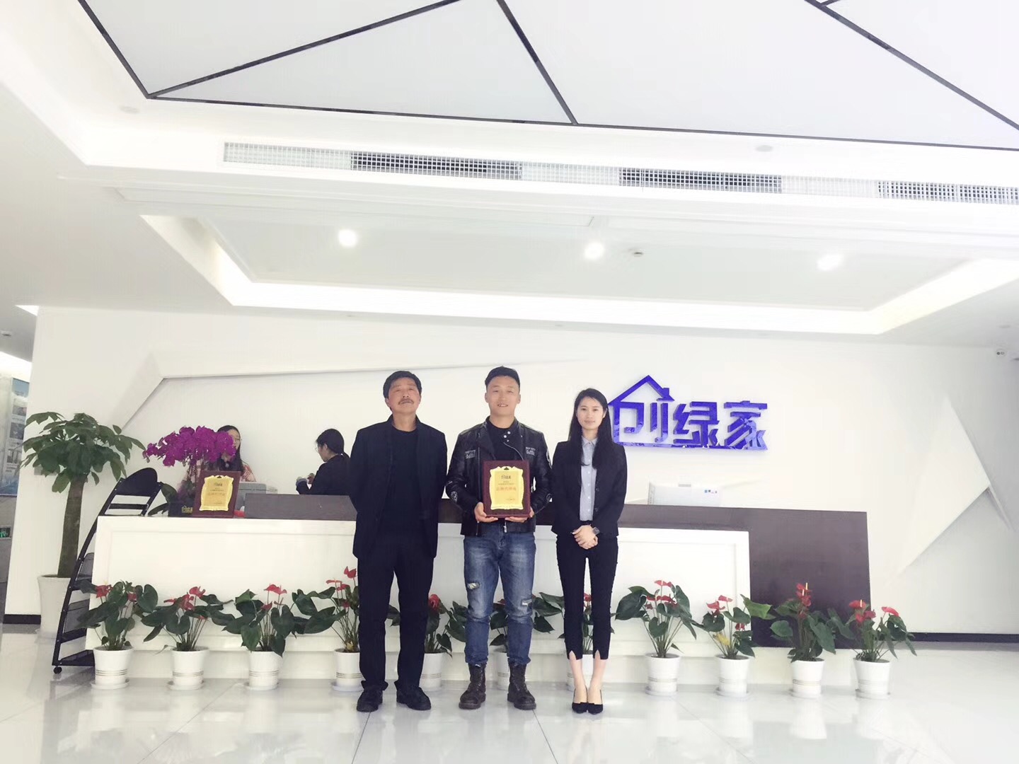 熱烈祝賀張總父子簽約創綠家江蘇省市級代理！